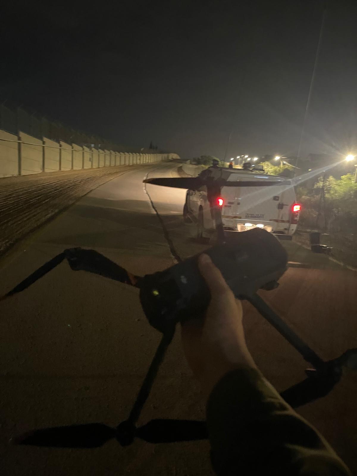 רחפן לפני שיגור בלילה